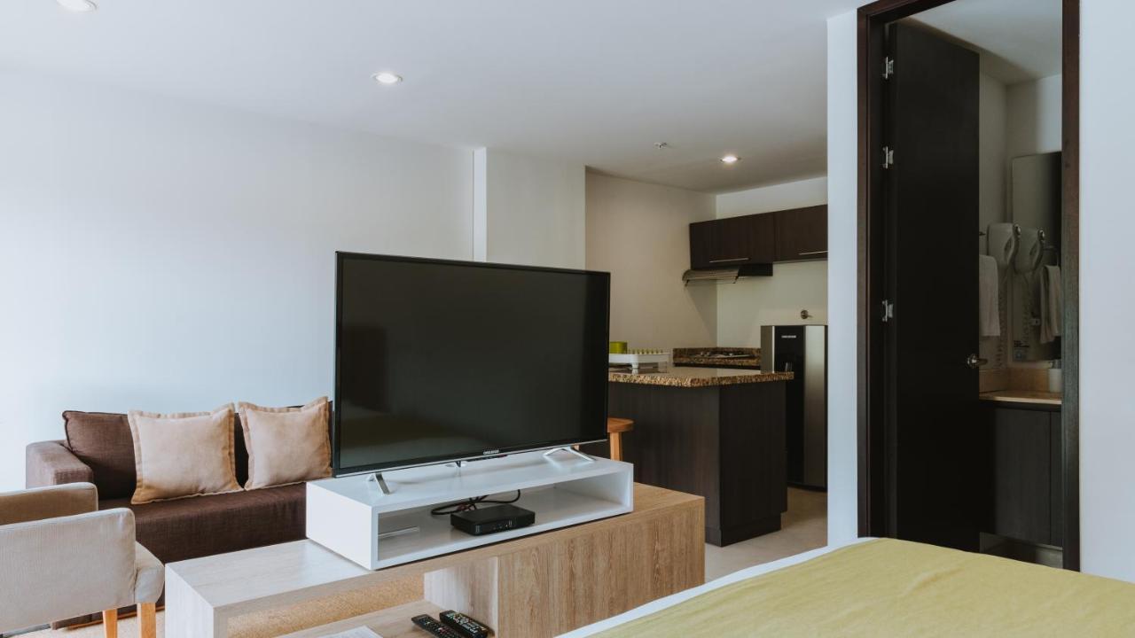 Travelers Rio Verde Living Suites Рионегро Экстерьер фото