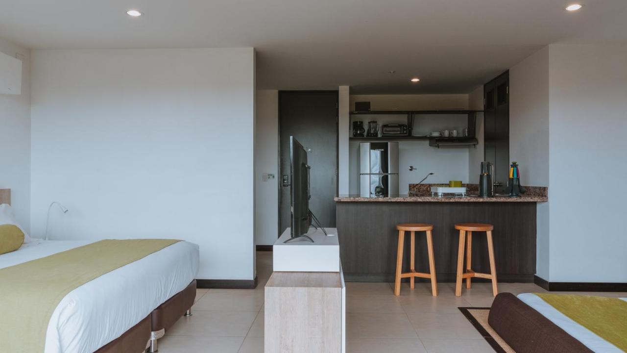 Travelers Rio Verde Living Suites Рионегро Экстерьер фото